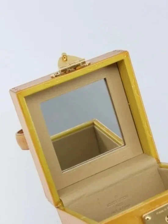 LOUIS VUITTON Monogram Vernis Bleecker Cosmetic Pouch Beige M91002 Auth 173131 - Picture 9 of 15